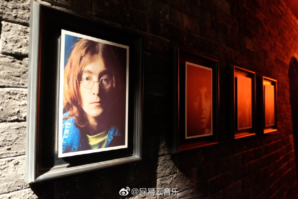 #星闻# 《 The Beatles, Tomorrow 》明日披头士世界巡回展北京站来啦！北京今日美术馆2号馆，3月24日至5月27日  ，每日10:00 - 18:00  ，展览将透过传世的经典音乐，透过上百幅全球限量珍贵的影像记录，以及多维度经典披头士展品，带领所有人重温美好的六十年代，重温音乐历史改变的那一刻。