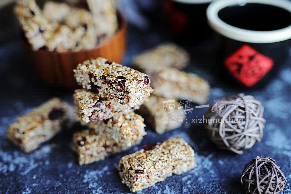 西镇一婶的甜品笔记----黑糖燕麦芝麻酥糖。都是婶子业余时间自己做的呦，每一种都有详细的图文制作过程。+感兴趣的同学可以搜索微信公众号“西镇一婶美食研究室”或“xizhenyishen”查看~