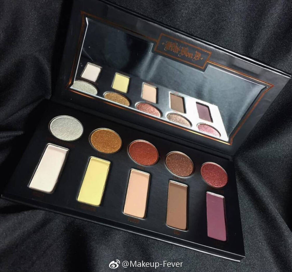 
Kat Von D MetalMatte Mini Eyeshadow Palette
金属哑光Mini眼影盘
这盘眼影盘的配色真的非常的实用且高品质
同色的哑光与珠光相配合
既有大热的橙色与红色 也有百搭的大地色
绝对能让你摆脱了选择困难症的困扰
