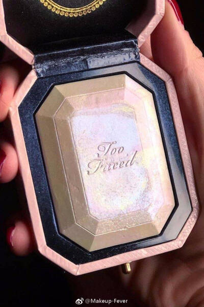 Too Faced Diamond Highlighter新款钻石高光盘 如同将一整块钻石切割装进盒子里 珍珠般的光泽感 彩虹般的偏光 还有钻石般细腻的闪耀粉质 童话里才有的梦幻彩妆 用法也很多样 可以作为高光甚至眼影 在任何场景下都是…