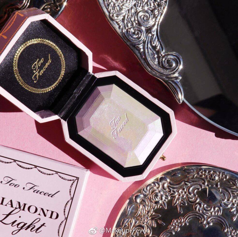 Too Faced Diamond Highlighter新款钻石高光盘 如同将一整块钻石切割装进盒子里 珍珠般的光泽感 彩虹般的偏光 还有钻石般细腻的闪耀粉质 童话里才有的梦幻彩妆 用法也很多样 可以作为高光甚至眼影 在任何场景下都是最抢眼的~ ​​​