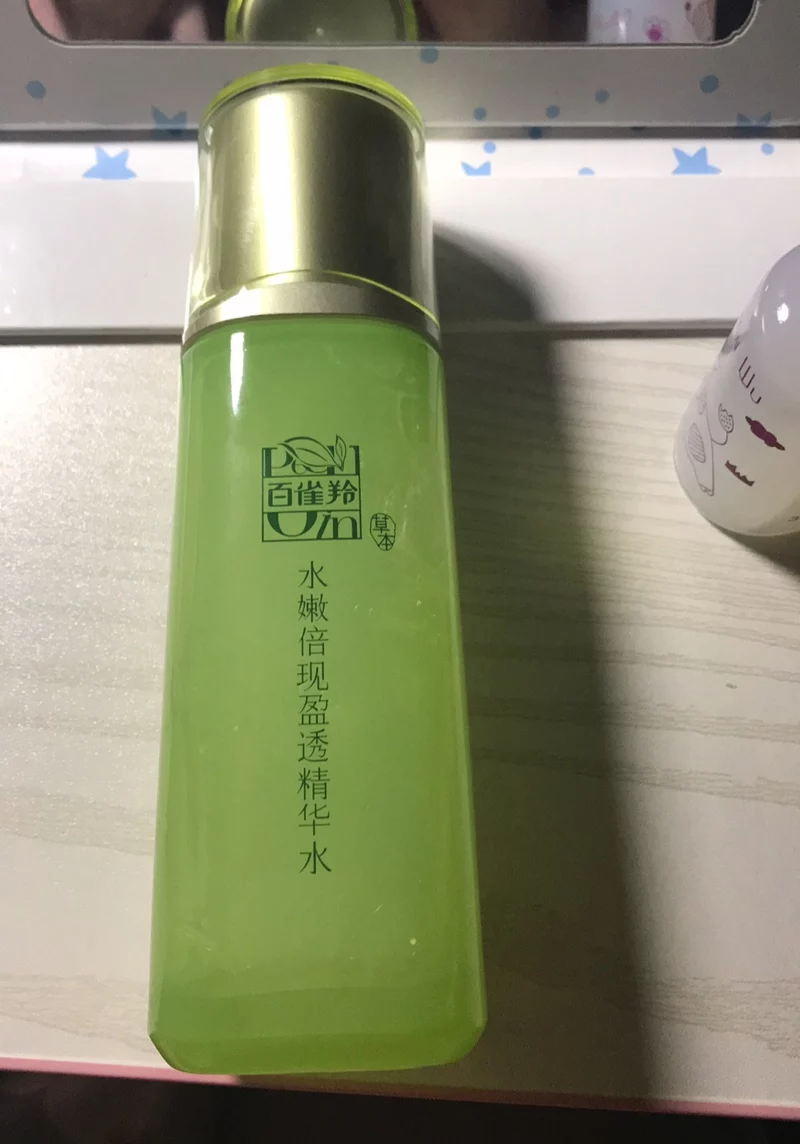 #安利种草##化妆水#百雀羚水润倍现盈透精华水，79RMB购于超市。质地浓稠，上脸却完全的不黏腻，水嫩嫩的，刺溜的一下就吸收了，保湿能力是完全的足够。洗完脸糊上这层精华水，后续不叠加也不会觉得干，很好用，价格也实惠。