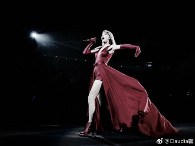 Taylor swift——Loving him is like trying to change your mind once you're already flying through the free fall
爱他的感觉犹如坠入深渊时却寻不到回路
Like the colors in autumn so bright just before th…