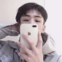 晚风吻尽荷花夜，任我醉倒在池边。