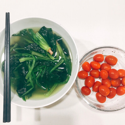 13 Feb 2018 • spinach chicken soup, cherry tomatoes