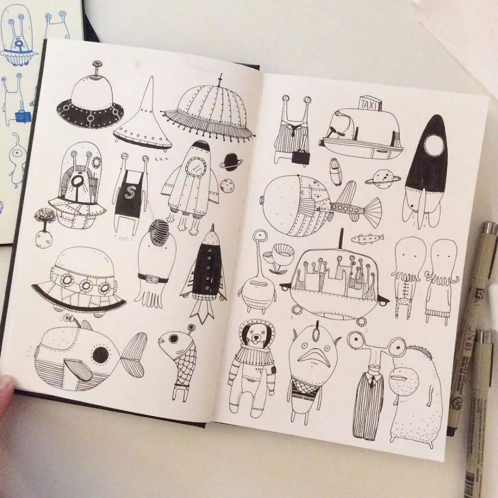 有趣又好玩的简笔画 男女老少统统适宜 绝对是缓解你无聊的必备神器 水性笔、圆珠笔、自动铅笔、针管笔等 都可以作为画简笔画的工具