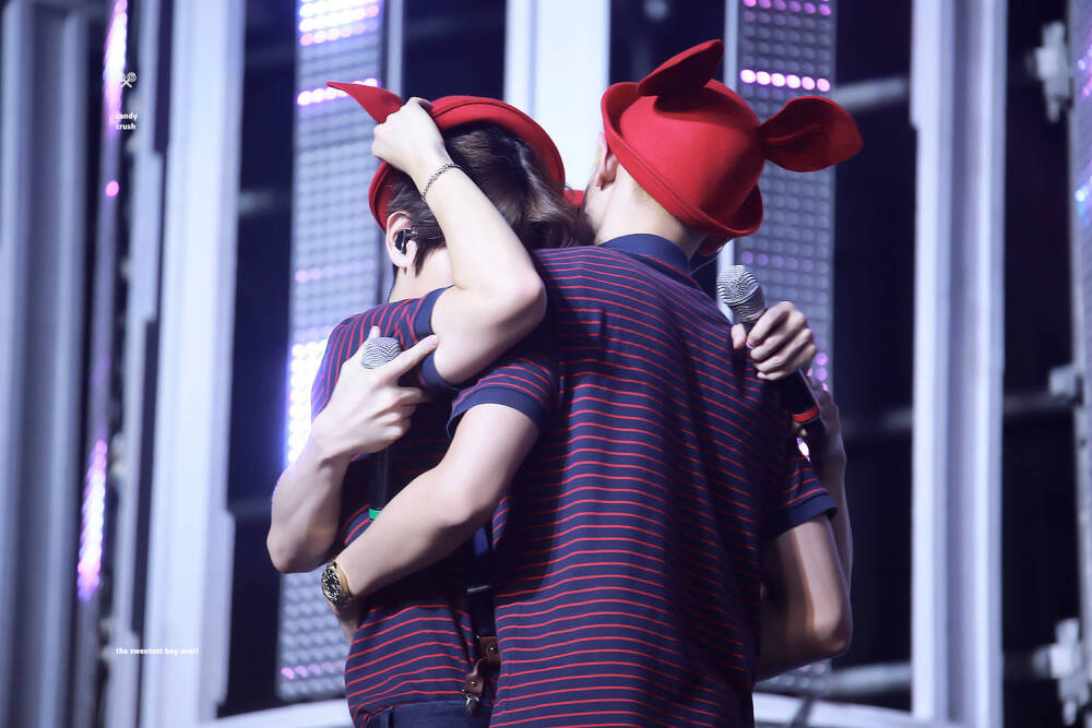 二巡马尼拉 灿白 朴灿烈边伯贤 世纪拥抱