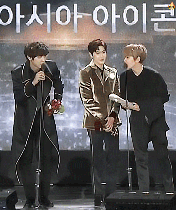 2016 2017 2018 金唱片 灿白 朴灿烈边伯贤 gif