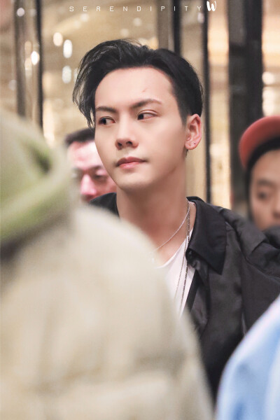 【陈伟霆 William Chan】180213 春晚彩排 2133 x 3201 px (图源: 微博@SERENDIPITY_W陳偉霆圖博 weibo.com/6100222484/G2Z1Wnznt)