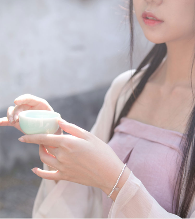 花娇如玉软，酒色似冰清。
洒斟金潋滟，花列玉娉婷。——《谢金莲诗酒红梨花》元·张寿卿