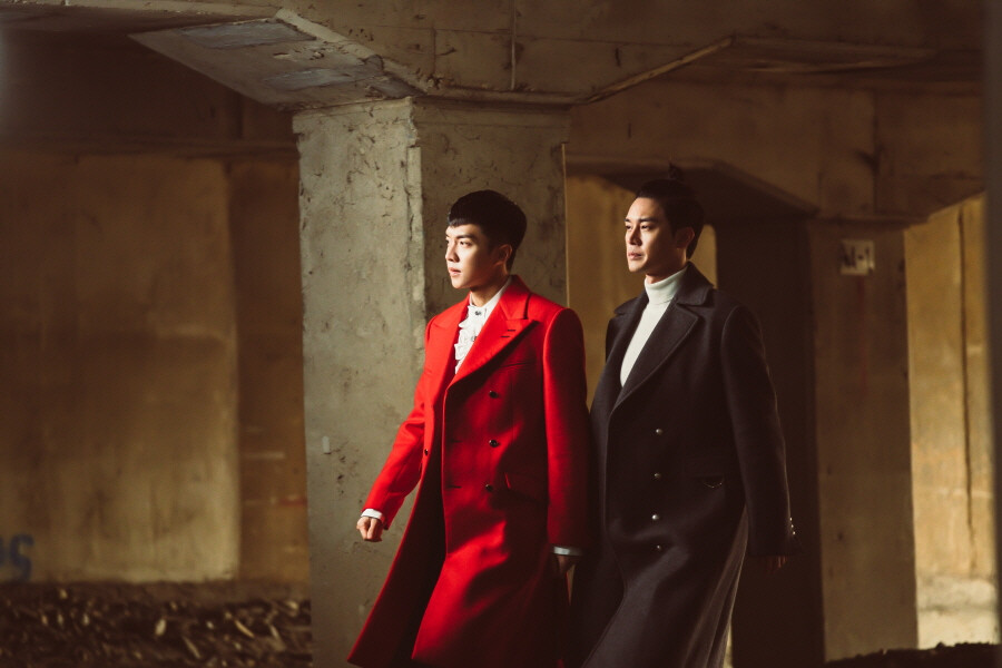 #花游记##壁纸##李昇基##吴涟序##TVN花游记#取自微博TVN花游记上传的官网剧照，喜欢可以去关注微博。我们帅气的50+啊~这么个寸头，爱心刘海，都能驾驭的这么帅气好看~当过兵的男人就是不一样啊~被只猴子撩的不能自拔~