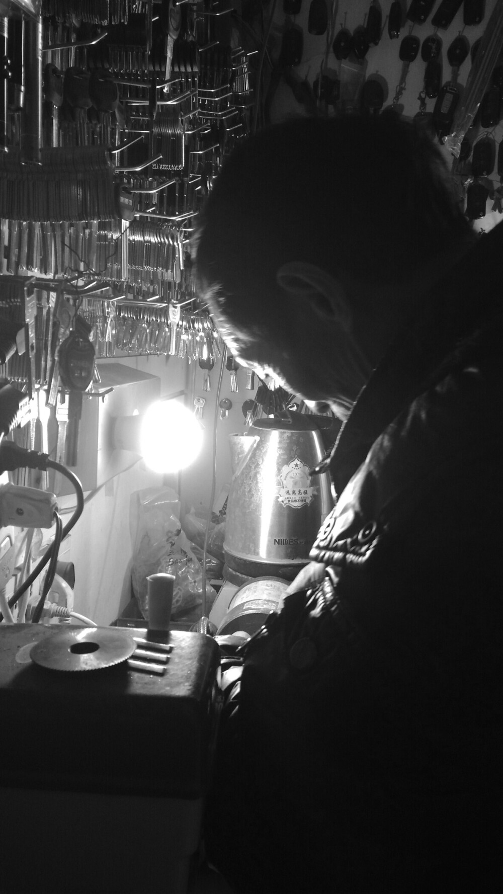 配钥匙
钥匙师傅 你好专心呀！