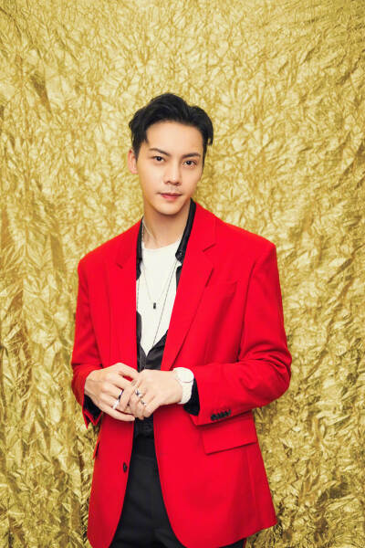 【陈伟霆 William Chan】180215 央视春晚 3344 x 5016 px (图源: 微博@VOGUE服饰与美容 weibo.com/1765870915/G3iYAhrPQ)