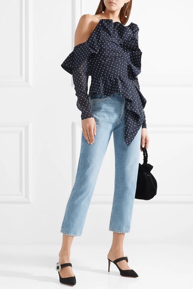 Self-Portrait 这款上衣在 2018 春夏秀台上与飘逸半身裙的组合尤为俏丽迷人，时尚博主 Aimee Song 最近以牛仔短裤搭配出的造型亦同样清新前卫。为向传奇偶像 Bianca Jagger 于 1980 年代的穿衣风格致敬，它采用圆点提花雪纺绸裁就优雅的单肩廓形，衣身和不对称下摆均缀有灵动的荷叶边饰。内置胶骨设计则确保穿着立挺有型。