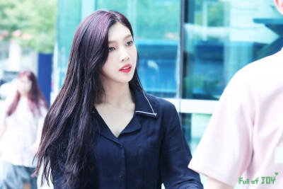 朴秀荣 Joy 朴秀英
Red velvet成员