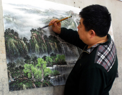 
++++李凤春老师作品意境与趣味耐人寻味。画面上高山巍峨，山石参差，树木繁茂，流水浩荡。绿树黄树遍布，山间有人家。显眼的是瀑布，从山顶流到山脚下，汇成了江水。观赏这幅作品，让人似乎听到流水的声音，体味到…