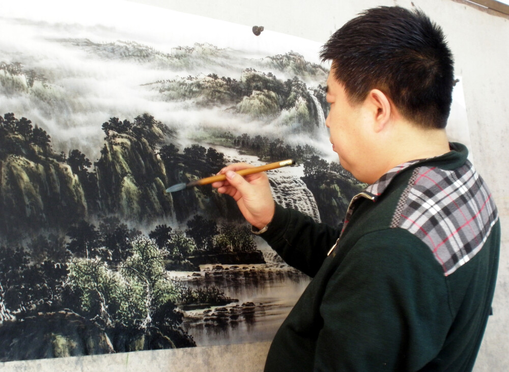 
++++李凤春老师作品意境与趣味耐人寻味。画面上高山巍峨，山石参差，树木繁茂，流水浩荡。绿树黄树遍布，山间有人家。显眼的是瀑布，从山顶流到山脚下，汇成了江水。观赏这幅作品，让人似乎听到流水的声音，体味到清静世界的那种大美。画面充分体现了笔墨与情感的融合统一，带给人一种浓郁的文化气息，同时又不乏山水间的闲情雅趣+。推荐收藏。