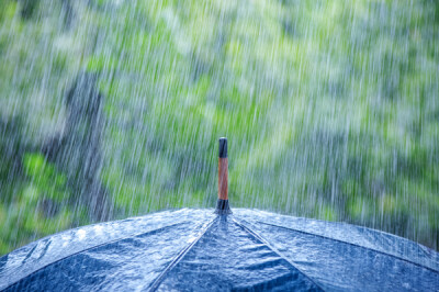  雨，依旧下着；我，依旧想你。直到世间不再落雨的那一天，我便停止了爱你如雨般深深的思念……