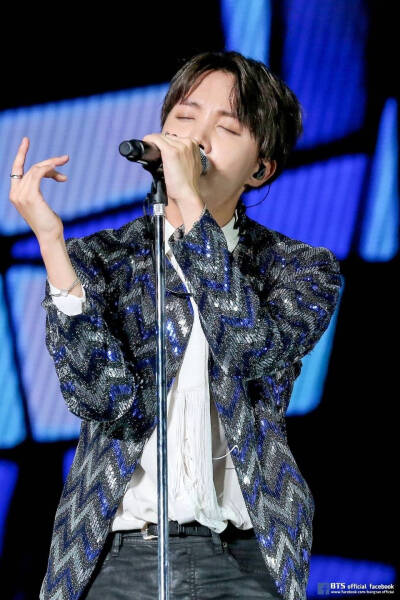 180218 官推更新 HOBI生日快乐