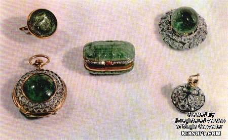 伊朗王室的珠宝，这些是用绿玉打造的药盒（中），怀表（左下），带扣（右上）和封印（左上，右下）。这是珠宝设计师从１８８６年就开始制造直到１９０３年设计师去世时才完成。药盒长５．２ｃｍ．左下角的怀表是由久负盛名的日内瓦钟表商手工制做的。带扣是一整块重１５２克拉的绿玉。封印的顶端雕刻有中国龙的形状。