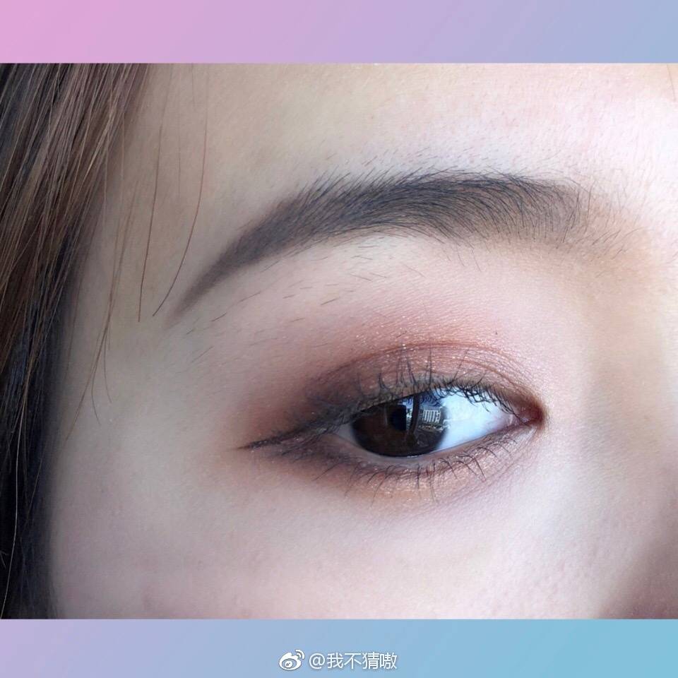 Charlotte Tilbury
CT 四色眼影 Dolce Vita
这盘从我买来就没不喜欢过，明明是盘秋冬盘但经常春夏都想用[偷乐]那格红棕色简直超级好看了！
那就顺便说一下画法吧！
1.红棕色大面积给眼皮打底（从眼尾开始往前晕染）不用只限于双眼皮褶内，可以往外画一点，晕染好就行
2.灰黑色那格画在眼尾眼线位置
3.金闪涂在上下眼皮中间
4.白色珠光眼影涂在卧蚕和眼头处
5.画眼线，夹睫毛，涂睫毛膏over
@我不猜嗷