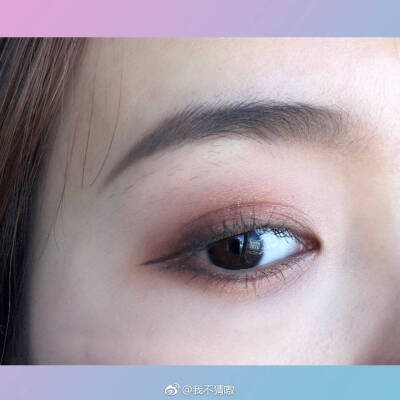 Charlotte Tilbury
CT 四色眼影 Dolce Vita
这盘从我买来就没不喜欢过，明明是盘秋冬盘但经常春夏都想用[偷乐]那格红棕色简直超级好看了！
那就顺便说一下画法吧！
1.红棕色大面积给眼皮打底（从眼尾开始往前晕染）…