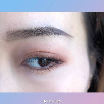 Charlotte Tilbury
CT 四色眼影 Dolce Vita
这盘从我买来就没不喜欢过，明明是盘秋冬盘但经常春夏都想用[偷乐]那格红棕色简直超级好看了！
那就顺便说一下画法吧！
1.红棕色大面积给眼皮打底（从眼尾开始往前晕染）…