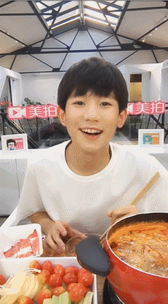 王源 美拍 吃火锅 gif动图