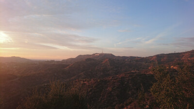 远处的Hollywood sign