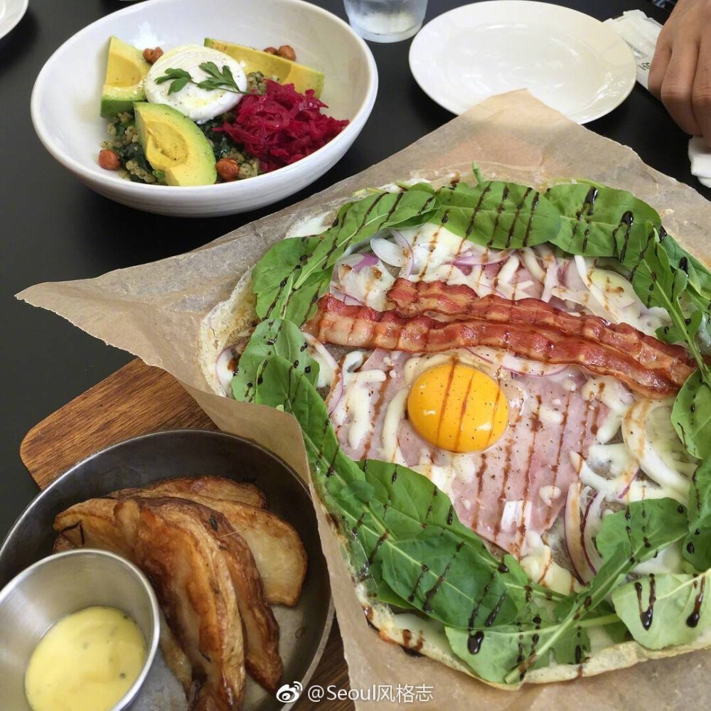 • Hotspot •
BIMBOM是一家位于首尔的咖啡简餐店
店内最初出名的三层Brunch set
由水果法式吐司 班尼迪克蛋 和薄饼组成
看着就充满了吸引力
赶紧约上亲故去大吃一顿吧
地址：
51, Hoenamu-ro, Yongsan-gu, Seoul, Korea
地铁6号线梨泰院站2号出口步行17分钟 ​