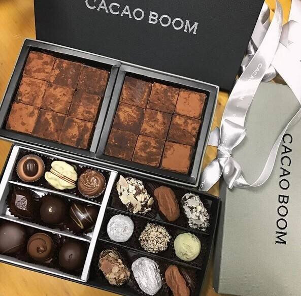 #韩国行推荐#弘大情人节礼品CACAOBOOM 手工巧克力http://t.cn/RJSDmV2比起各大品牌的巧克力，韩国的小众手工巧克力的做工真的是精致又美丽，不管是做礼物还是自己想品尝都非常推荐，店里还有各种巧克力饮品和冰淇淋，地址서울 마포구 서교동 337-16 ​