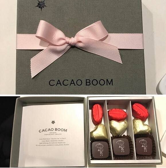 #韩国行推荐#弘大情人节礼品CACAOBOOM 手工巧克力http://t.cn/RJSDmV2比起各大品牌的巧克力，韩国的小众手工巧克力的做工真的是精致又美丽，不管是做礼物还是自己想品尝都非常推荐，店里还有各种巧克力饮品和冰淇淋，地址서울 마포구 서교동 337-16 ​