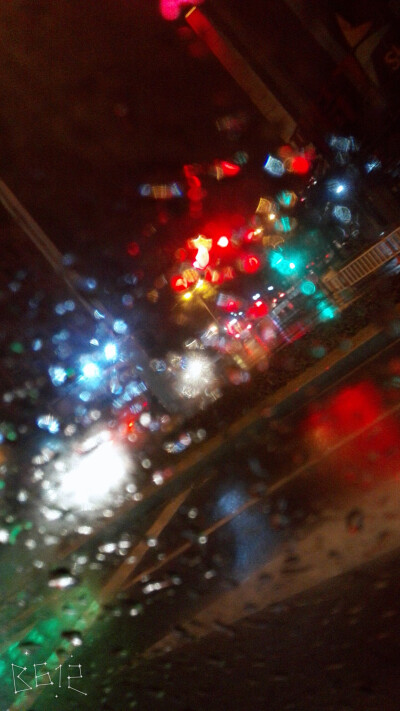 霓虹灯 下雨天