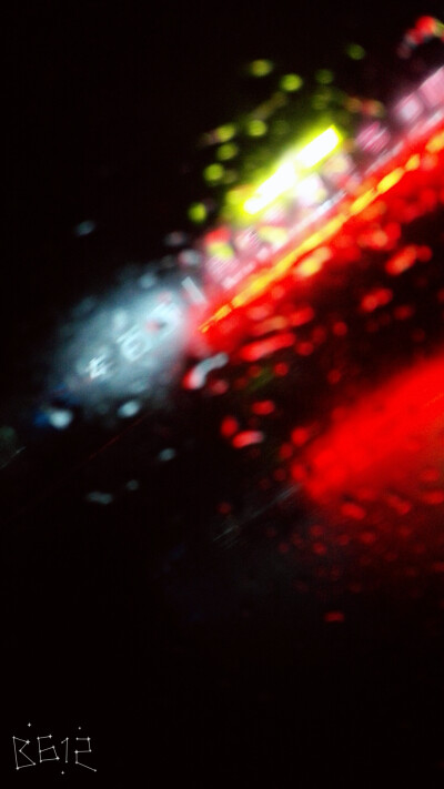 霓虹灯 下雨天