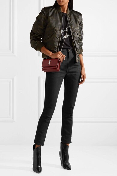 
没有什么必备单品像经典的黑色紧身牛仔裤这样方便易搭——从 Saint Laurent 秀台走下的这一新版本时尚百搭，无论是搭配飞行员夹克和 T 恤，还是厚实的毛衣，都不在话下。它采用略带弹力的牛仔布精心裁制，修身的高…