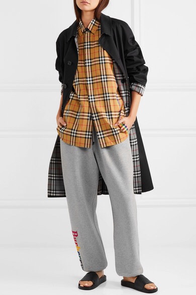 Burberry 这款休闲裤出自品牌秀后即售的 2018 年 2 月伦敦秀场，尤为适合打造休闲装扮；搭配高跟凉鞋、低腰松垮穿着亦同样出彩。单品裁自柔软的棉质混纺平纹针织面料，并配有体现品牌 1900 年代早期风格的七彩圆体字…