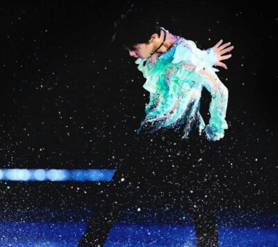 羽生结弦 | Yuzuru Hanyu
【2015-2016 表演滑】
Requiem of Heaven &Earth
天地安魂曲
BY松尾泰伸