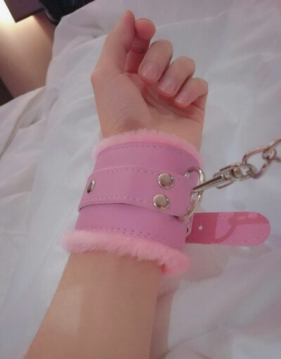 相比于你众叛亲离，与我相依为命，我更希望你被全世界喜爱，哪怕从此相忘于江湖。