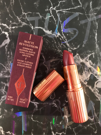 Charlotte Tilbury 最火的色号Walk of Shame
很美的红棕色，怎么涂都好看呀