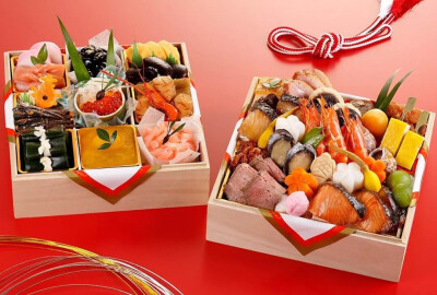 御節料理在日语里念做OSECHI，是日本家庭在新年来临之前都会预约购买或者自己制作的料理。是新年美食的集大成之体现。通常会从1月1日元旦这一天开始吃起，因为全部都是凉菜，所以一般会食用2-3天。但是最近也有很多…