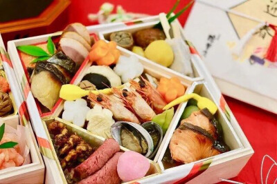 御節料理在日语里念做OSECHI，是日本家庭在新年来临之前都会预约购买或者自己制作的料理。是新年美食的集大成之体现。通常会从1月1日元旦这一天开始吃起，因为全部都是凉菜，所以一般会食用2-3天。但是最近也有很多…