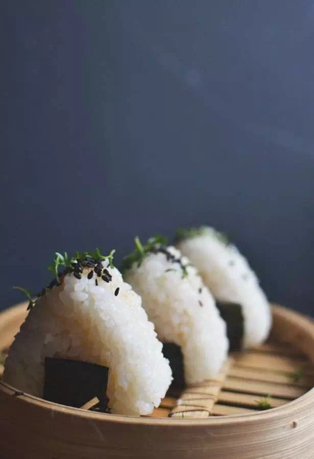 日本饭团最常见的就是「三角形」，外层以海苔包裹，里面的馅料通常是腌渍酸梅或烤鱼等。
“ 传说出门远行的人会将饭团做成山的形状，以此来乞求获得纸神（kami）的保护。更实际的考虑在于，做成三角形更能充分利用空间，方便外出的人随身携带。捏三角的手法流传较广，普通人最容易掌握，也更易于食用。”