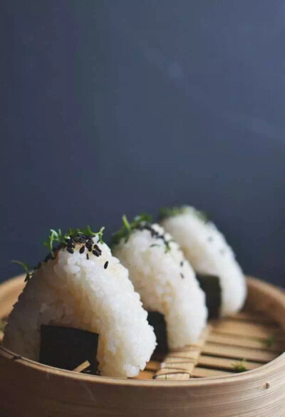 日本饭团最常见的就是「三角形」，外层以海苔包裹，里面的馅料通常是腌渍酸梅或烤鱼等。
“ 传说出门远行的人会将饭团做成山的形状，以此来乞求获得纸神（kami）的保护。更实际的考虑在于，做成三角形更能充分利用…