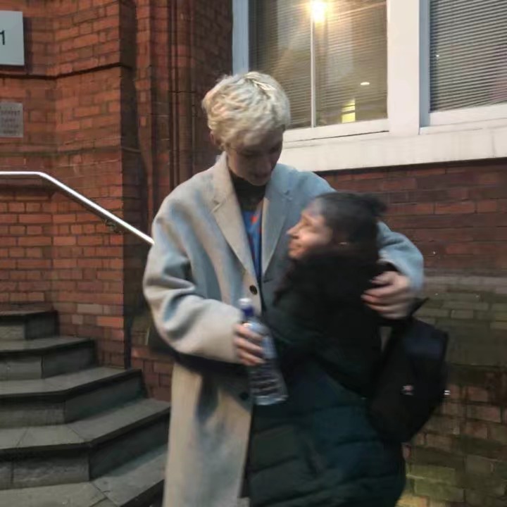 粉丝偶遇Troye Sivan
粉丝：“可以合影吗？”
戳：“当然亲爱的，快过来，来我怀里。”
我真的可以粉他一辈子
#戳爷#