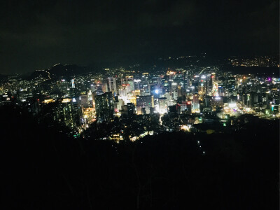 南山塔，徒步上下山，走回住处，南山都是积雪，上山途中看到中国大使馆。