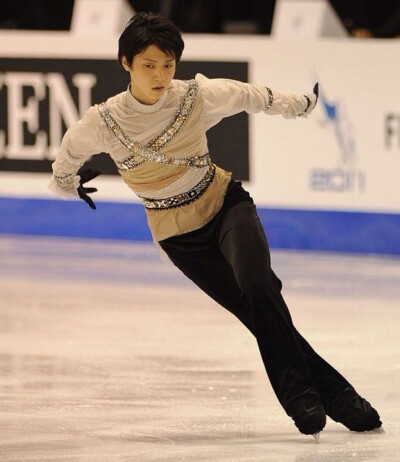 羽生结弦 | Yuzuru Hanyu
【2011-2012赛季 自由滑】
Kissing You（选自罗密欧与朱丽叶）
By Craig Armstrong
Escape（fromPlunkett+&+Macleane）
By Craig Armstrong