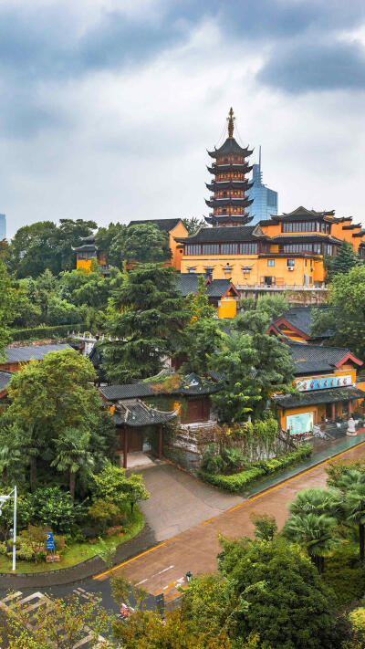 南京鸡鸣寺—华为杂志锁屏
南京最古老的梵刹之一，自古有“南朝第一寺”的美誉。?壹刻传媒