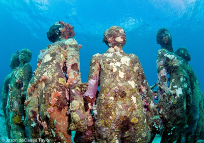 放置在海底的混凝土雕塑，等待着海水和海洋生物将它们慢慢侵蚀改变。来自艺术家 Jason deCaires Taylor （underwatersculpture.com）