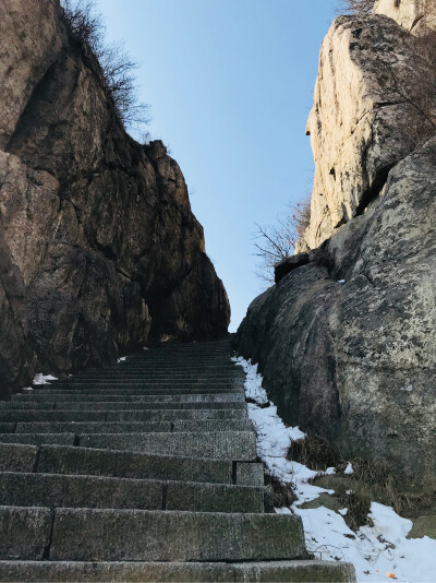 后山小路。
蹲地下拍照冻死了…………
