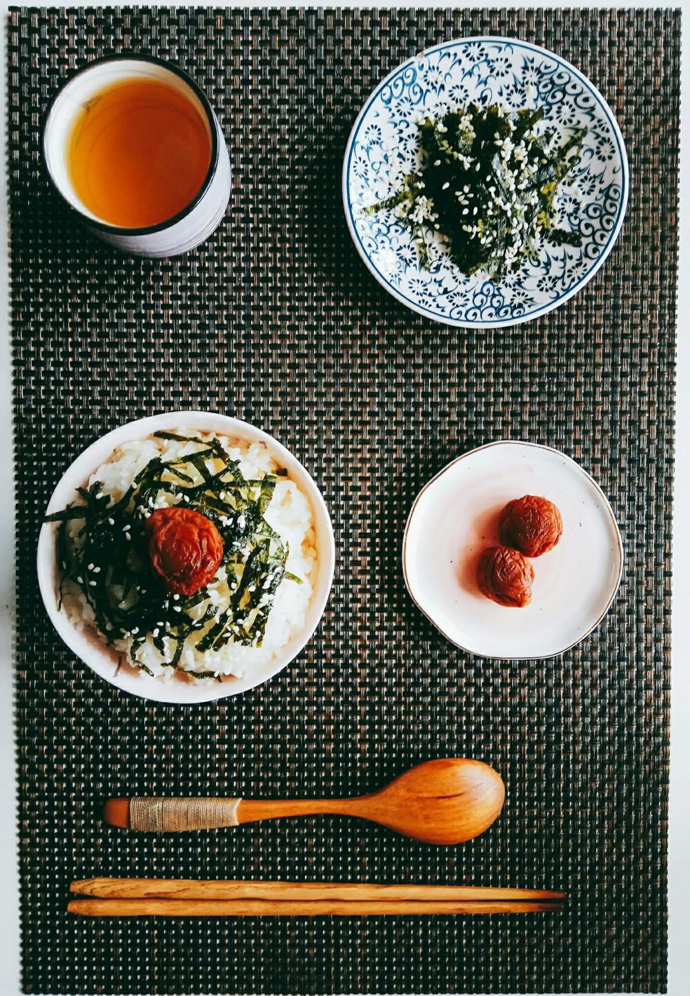 日式梅子茶泡饭
昨天刚从老家回来，还没买菜，午餐从简。刚好还有很多“库存”干货——梅子、白芝麻、绿茶、海苔，就做了这道超级快手饭。梅酸，茶香，饭甜，喜欢这种简单而馥郁的味道。
2018.02.24